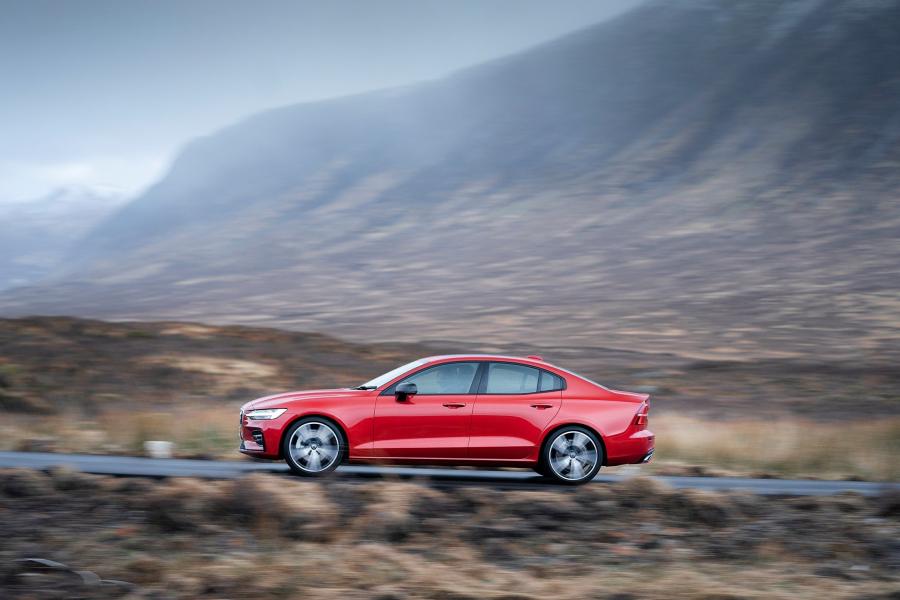  Volvo S60 T5 R-Design 2019 года  (UK) (фото 25 из 40)